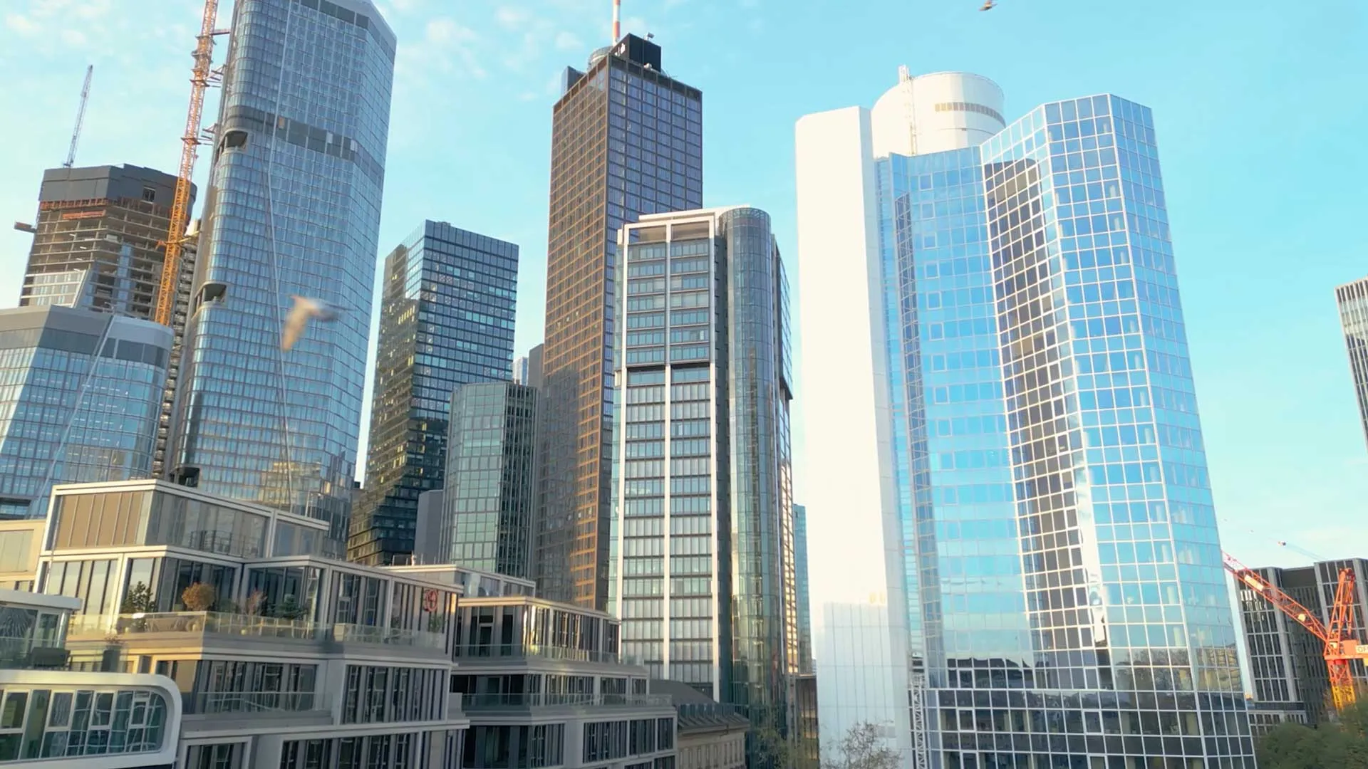 Skyline moderner Bürogebäude, Ansicht von unten